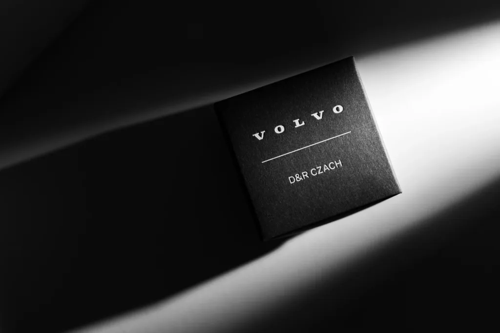 Czarne pudełko z jasnym napisem Volvo w smugach światła