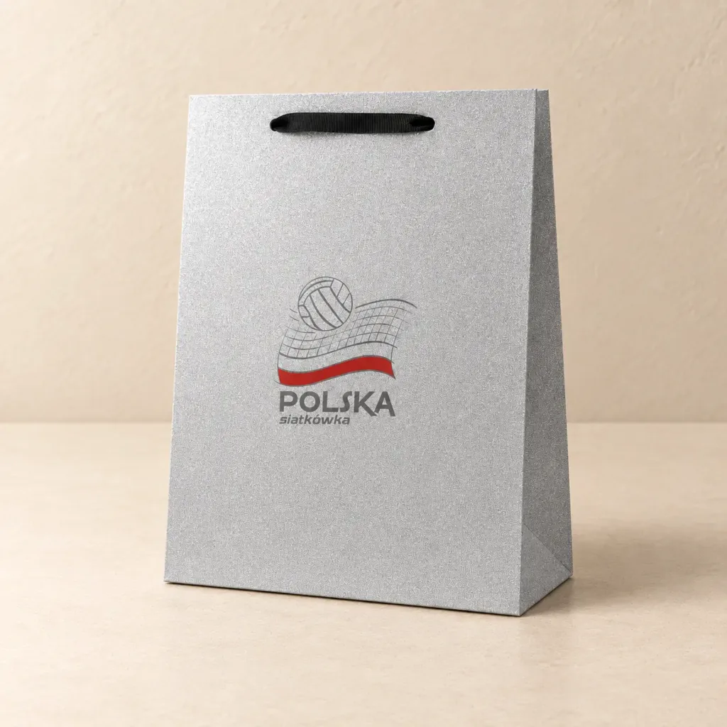 Srebrna brokatowa torba papierowa T4 z nadrukiem Polska Siatkówka i czarnym uchwytem