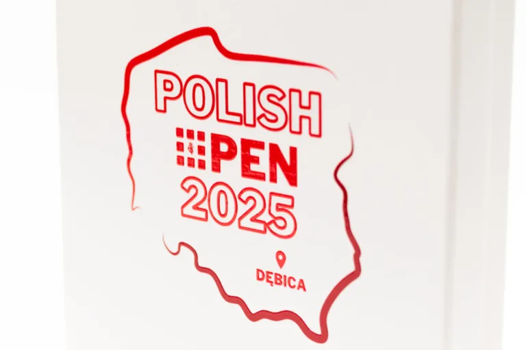 Czerwone znakowanie Polish Open 2025 na białej powierzchni