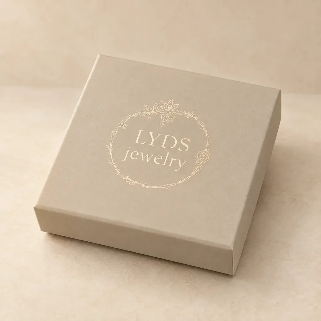 Beżowe pudełko jubilerskie P40 LYDS Jewelry ze złoceniem