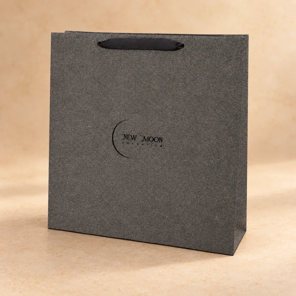 Szara papierowa torba New Moon z czarnym logo