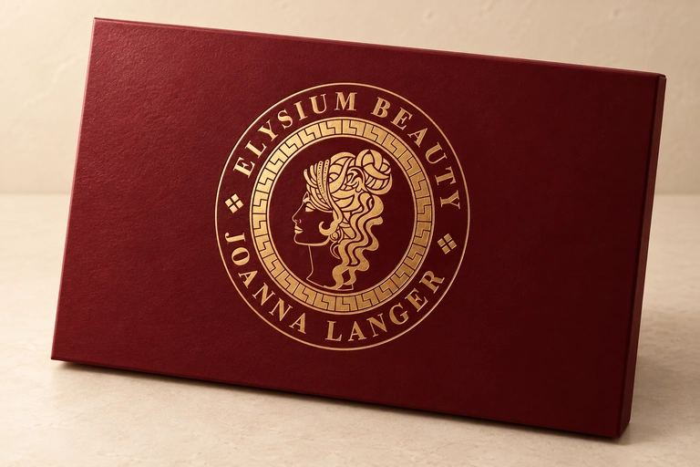 Zbliżenie złotego logo Elysium Beauty na bordowej powierzchni