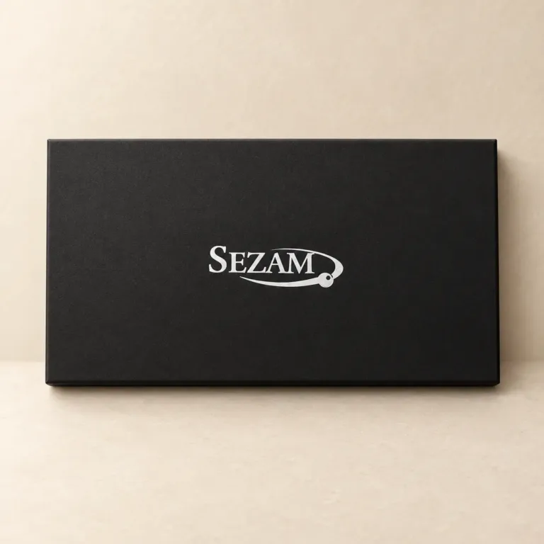 Czarna koperta papierowa ozdobna model 01 z logo Sezam
