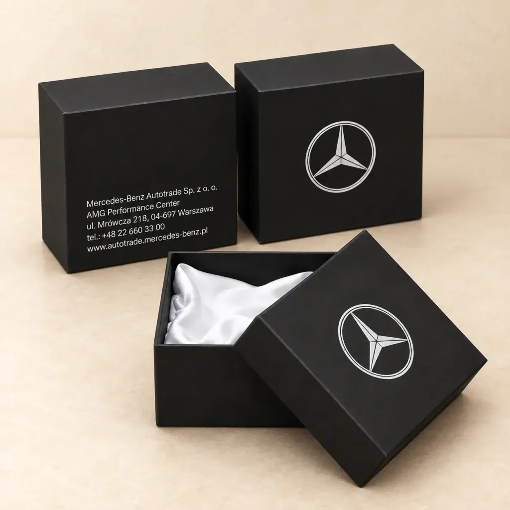 Czarne opakowania prezentowe P44 z logo Mercedes i białym wnętrzem